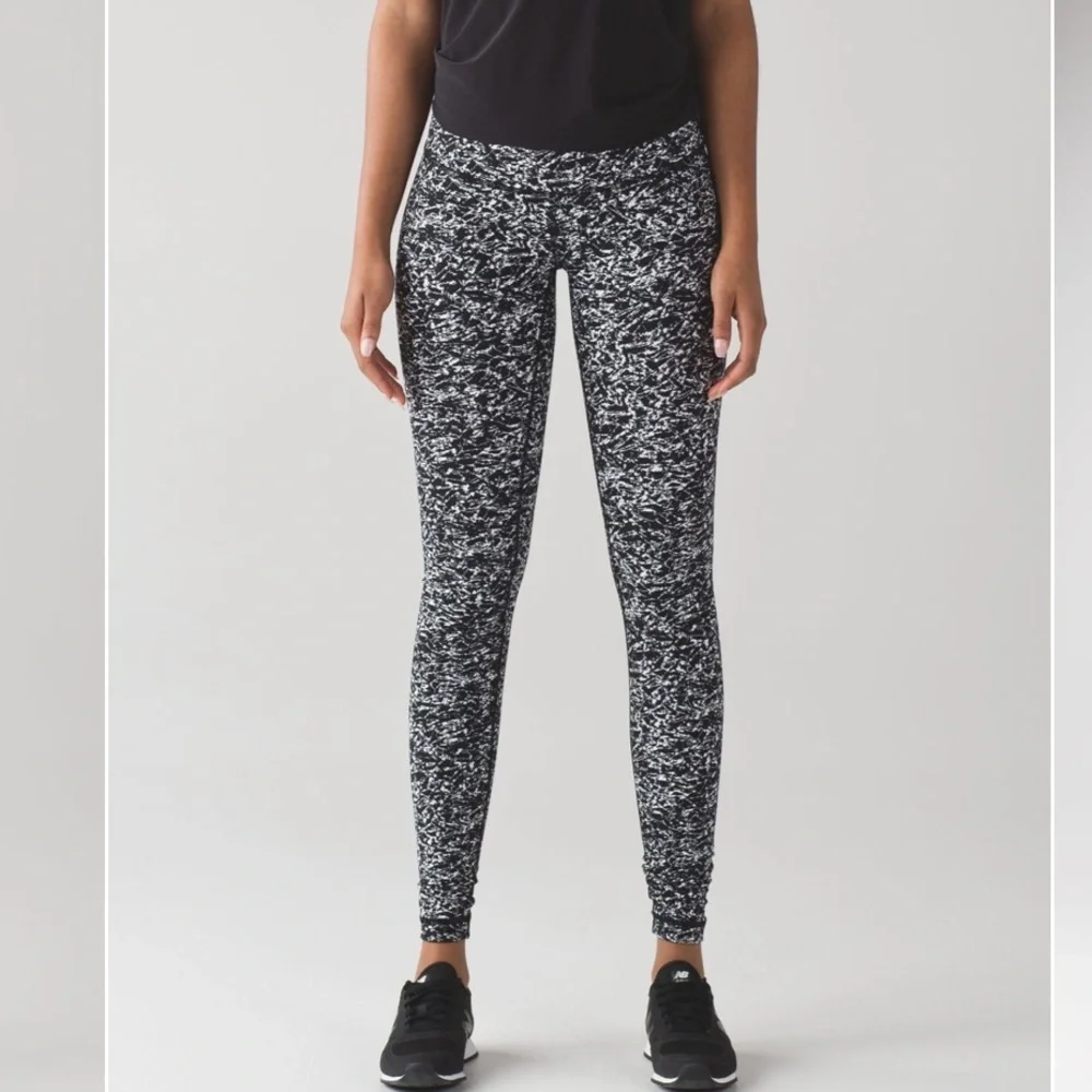 Lululemon Women's Black and White leggings - Picture 1 of 7